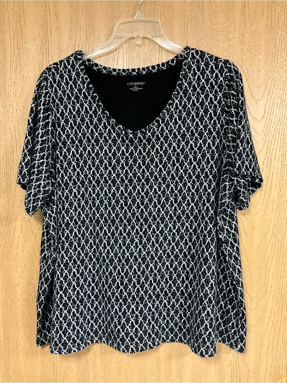 Catherines Black & White V-Neck Short Sleeve Patterned Top